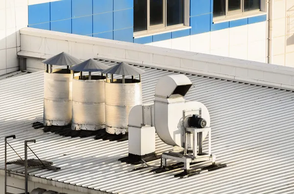 Sistemi di ventilazione su un tetto — Foto Stock