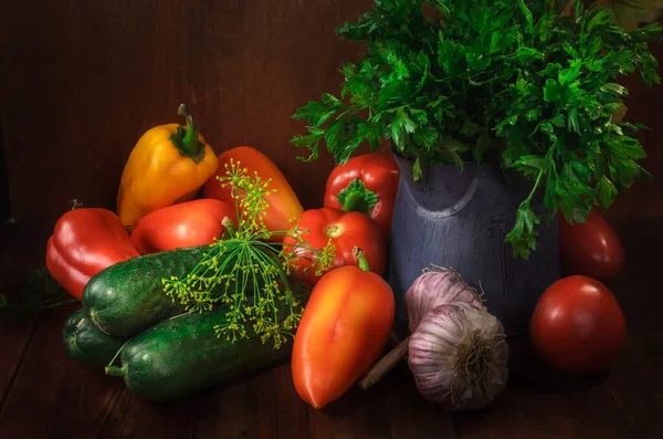 Gurken Paprika Und Anderes Gemüse Auf Dunklem Holzgrund Rustikalen Stil — Stockfoto