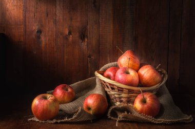 Koyu ahşap arka plandaki elmalar kırsal tarzda