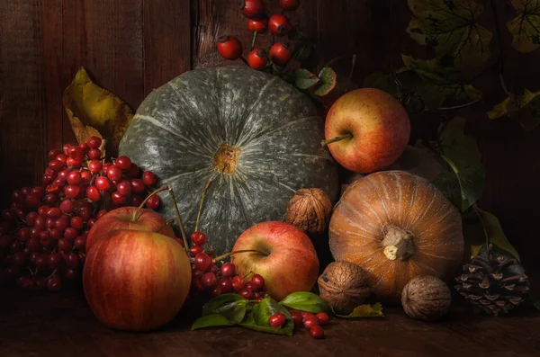 Äpfel Und Kürbis Auf Dunklem Holzgrund Rustikalen Stil — Stockfoto