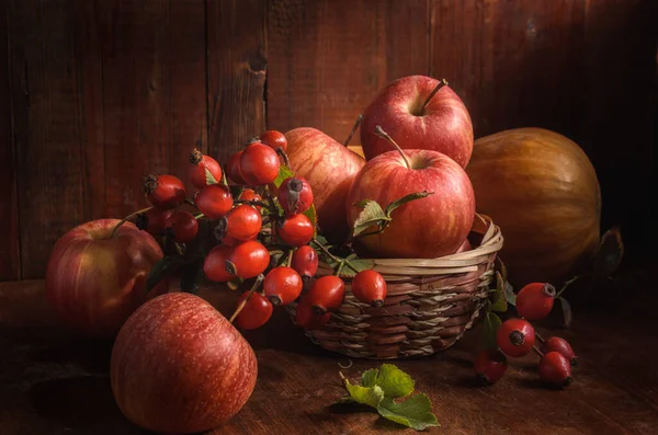 Manzanas Otras Frutas Sobre Fondo Madera Oscura Estilo Rústico — Foto de Stock