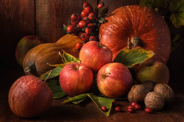 Äpfel Und Andere Früchte Auf Dunklem Holzgrund Rustikalen Stil — Stockfoto