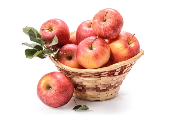 Äpfel Einem Korb Und Andere Früchte Auf Weißem Hintergrund Mit — Stockfoto