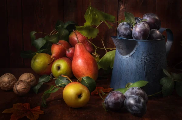 Peras Ciruelas Otras Bayas Frutas Granel Sobre Fondo Madera Oscura — Foto de Stock