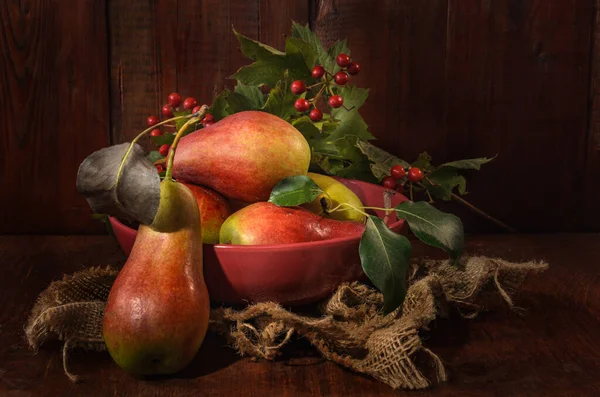 Peras Maduras Otras Frutas Sobre Fondo Madera Oscura Estilo Rústico — Foto de Stock