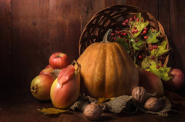 Zucca Frutta Alla Rinfusa Uno Sfondo Legno Scuro Stile Rustico — Foto Stock