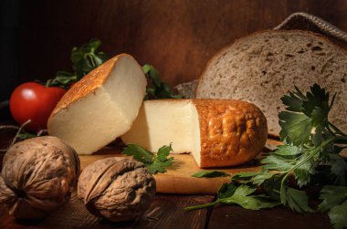 Köy tarzında kesme tahtasındaki peynir çemberi