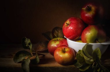 Toplu olarak elmalar. Ahşap arka planda olgun elmalarla kırsal bir hayat