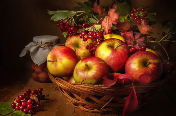 Manzanas Ramas Viburnum Sobre Fondo Madera Oscura Estilo Rústico — Foto de Stock