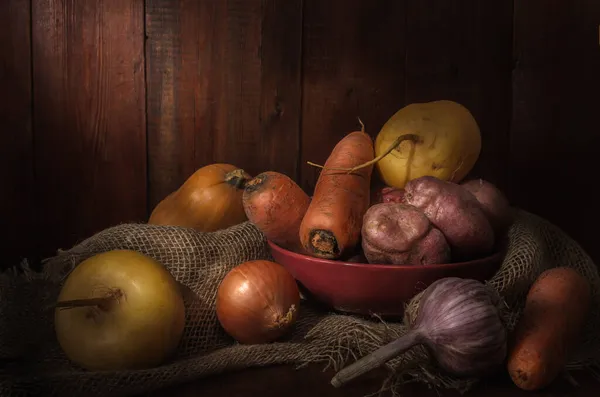 Овощи Глиняной Чаше Темном Деревянном Фоне — стоковое фото