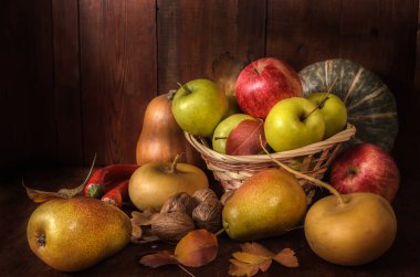 Koyu ahşap arka planda meyveler ve sebzeler.