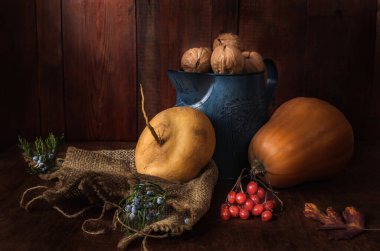 Şalgam ve diğer sebzeler koyu ahşap bir zemin üzerinde kırsal bir tarzda