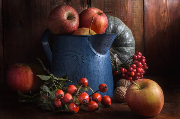 Manzanas Una Jarra Jardín Sobre Fondo Madera Oscura Estilo Rústico — Foto de Stock