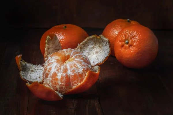 Mandarines Vrac Sur Tissu Grossier Dans Style Rustique Foncé — Photo