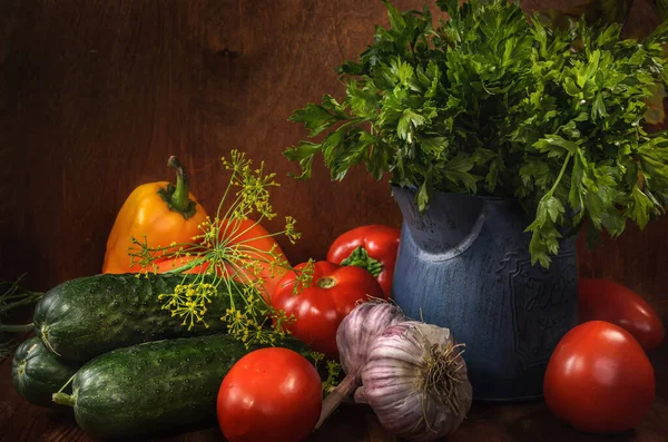 Gurken Paprika Und Anderes Gemüse Auf Dunklem Holzgrund Rustikalen Stil — Stockfoto