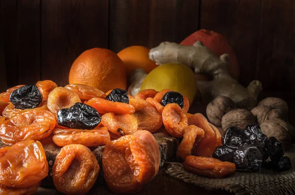 Albaricoques Secos Otras Frutas Secas Sobre Fondo Madera Oscura —  Fotos de Stock