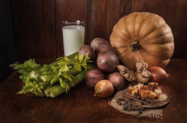 Kabak, kereviz ve balkabağı çorbası için diğer malzemeler.