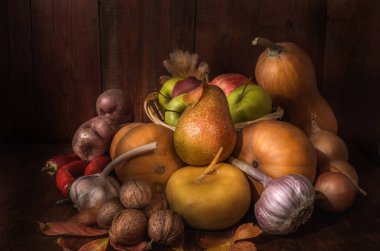 Koyu ahşap arka planda meyveler ve sebzeler.