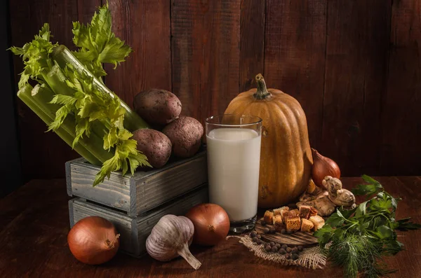 Zucca Sedano Altri Ingredienti Zuppa Zucca Con Pangrattato Sfondo Scuro Foto Stock