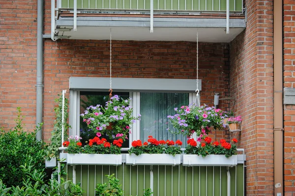 Balkon mit Blumen — Stockfoto