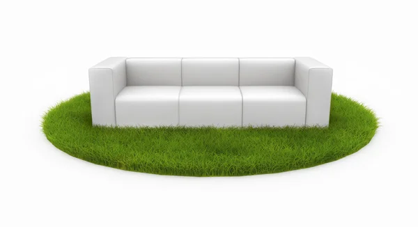 Белый диван на зеленом поле — стоковое фото