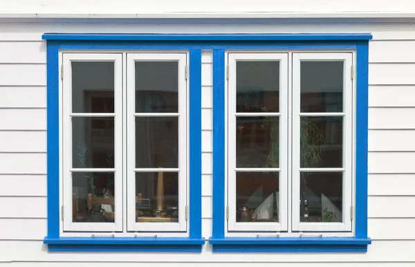 Ventanas en casa escandinava — Foto de Stock