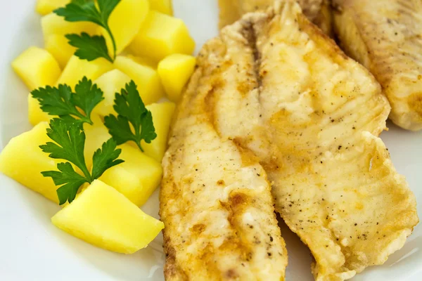 kızarmış balık haşlanmış patates ile