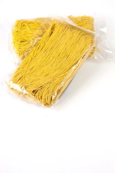Macarrão amarelo embalado — Fotografia de Stock