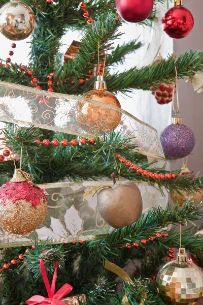 Noel ağacı süslemek — Stok fotoğraf