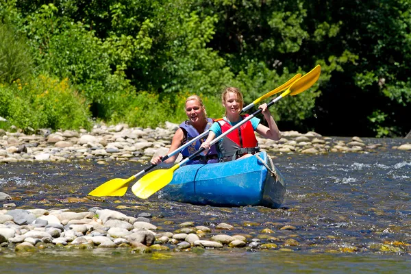 Dos en canoa disfrutando de vacaciones y buen tiempo — Foto de Stock