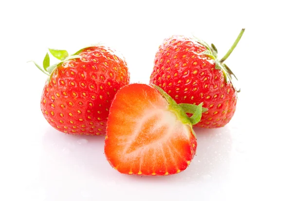 Frische saftige Erdbeeren mit Wassertropfen — Stockfoto