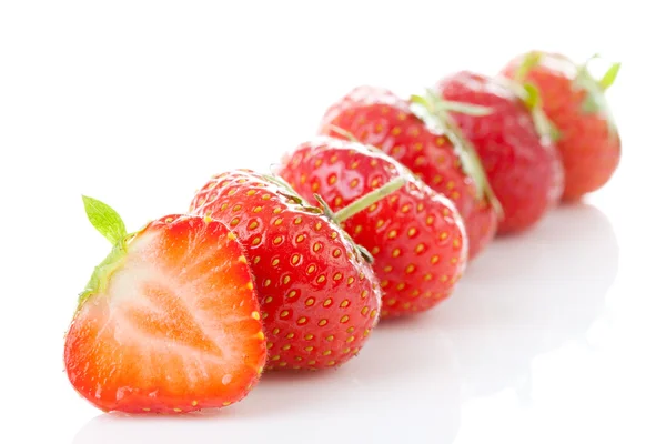 Reihe frischer Erdbeeren in Großaufnahme — Stockfoto