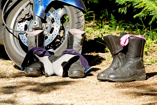 Botas ao lado da motocicleta — Fotografia de Stock