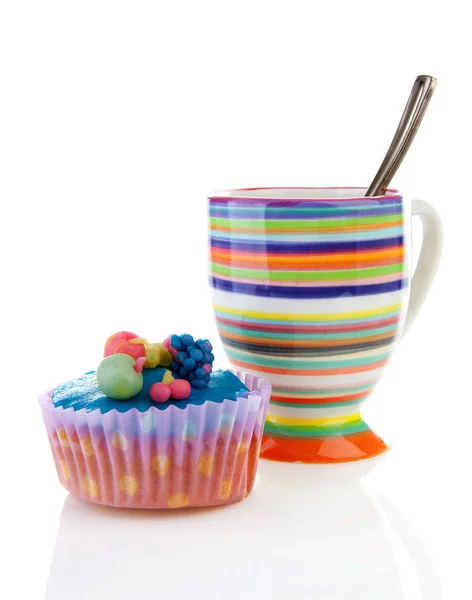 Bolo colorido decorado e xícara de café — Fotografia de Stock