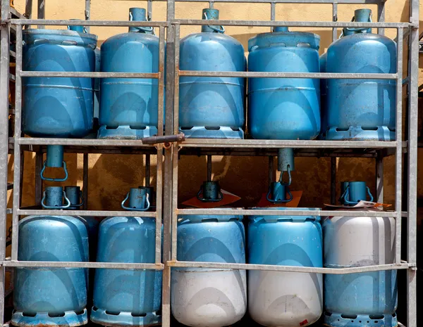 Almacenamiento con botellas de gas — Foto de Stock