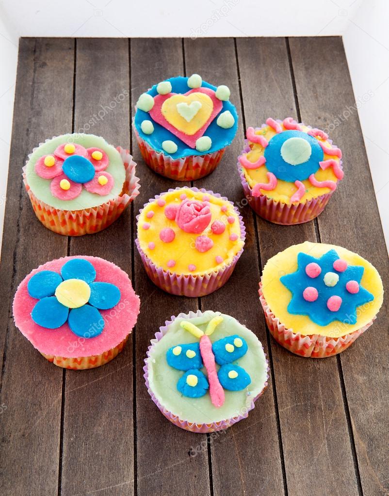 paar van cupcakes met marsepein decoratie \u2014 Stockfoto \u00a9 sannie32 13206000
