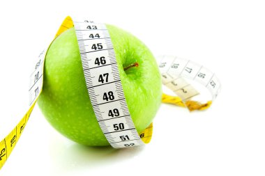 ölçü bandı ile taze yeşil elma