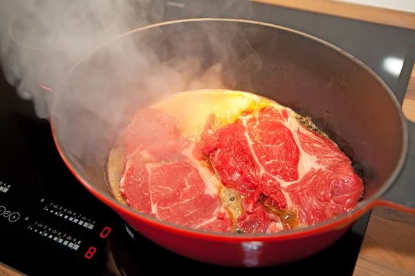 鍋ベーキング牛肉 — ストック写真