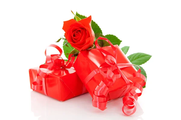 Rote Geschenke und Rose — Stockfoto