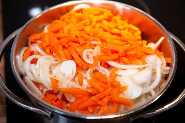 胡萝卜洋葱为荷兰 hutspot 炖煮的食物 — 图库照片