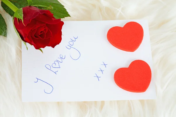 Romantic note: I love with red rose and hearts — Stock Photo, Image