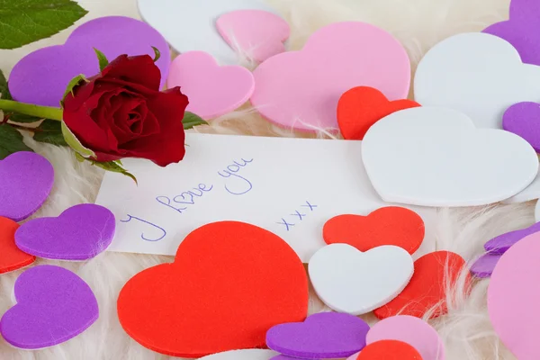 Nota romântica: Eu amo com rosa vermelha e corações — Fotografia de Stock