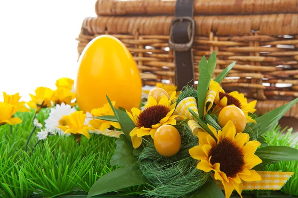 Easter egg and basket — Stock Photo, Image