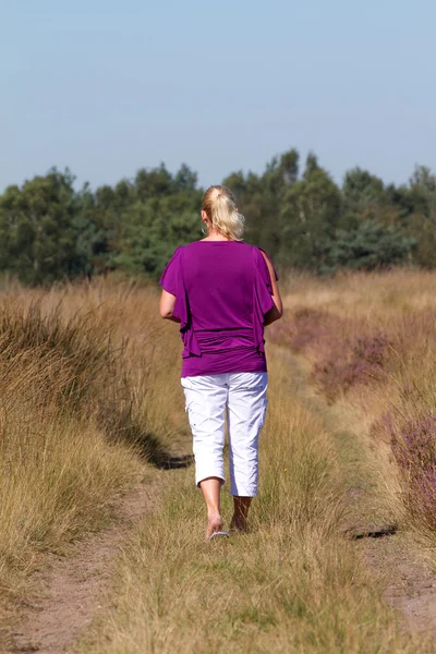 Kobieta jest chodzenie na heath — Zdjęcie stockowe