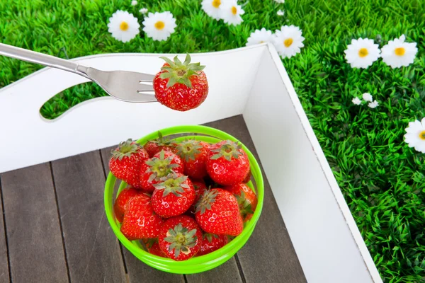 Fresh strawberries in bowl on tray — Stock Photo, Image