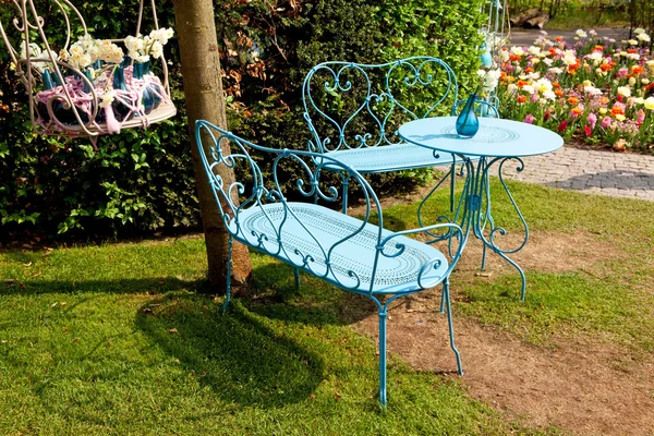 Asiento y mesa en el prado en el día soleado — Foto de Stock