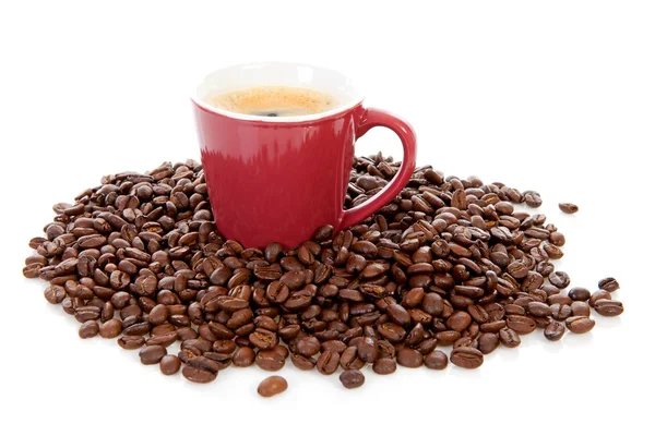 Coffee mug surrounded bij beans — Stock Photo, Image