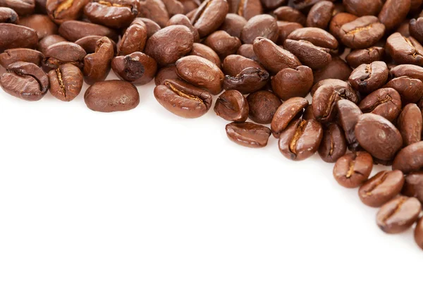 Kaffebönor över vit bakgrund med plats för din text — Stockfoto