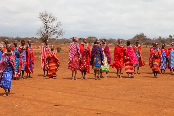 ÁFRICA, QUÊNIA, MASAI MARA - JULHO 2: Fêmeas Masai dançando tradit — Fotografia de Stock