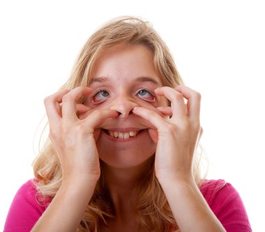 meisje maakt grappig gezicht in close-up